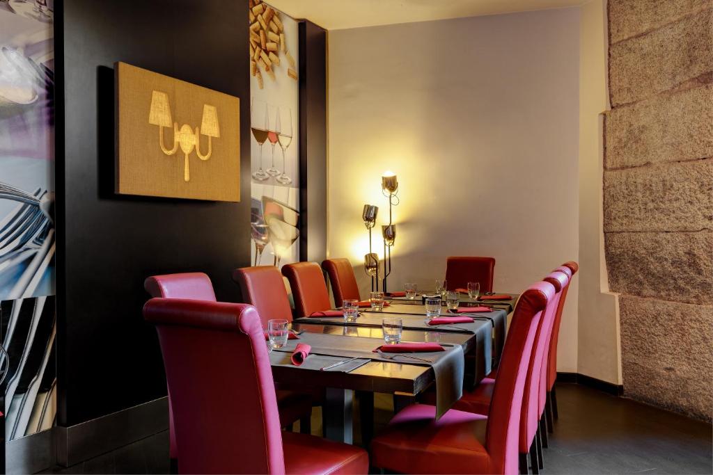 A seating area at Dharma Luxury Hotel