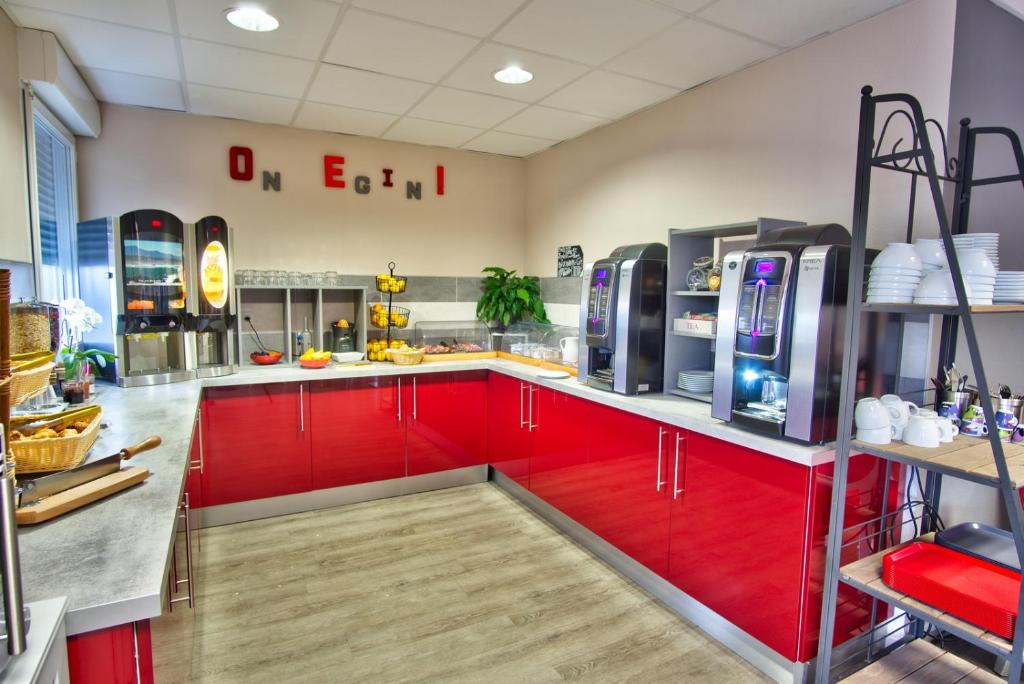 Kuchyň nebo kuchyňský kout v ubytování Adonis Hotel Bayonne