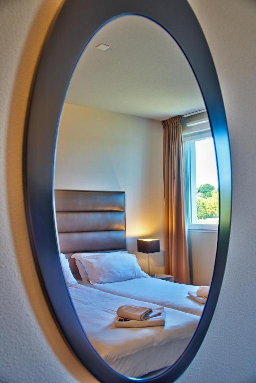 Postel nebo postele na pokoji v ubytování Adonis Hotel Bayonne