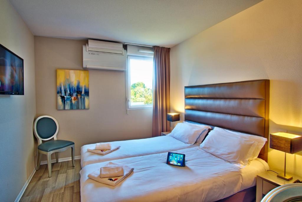 Postel nebo postele na pokoji v ubytování Adonis Hotel Bayonne