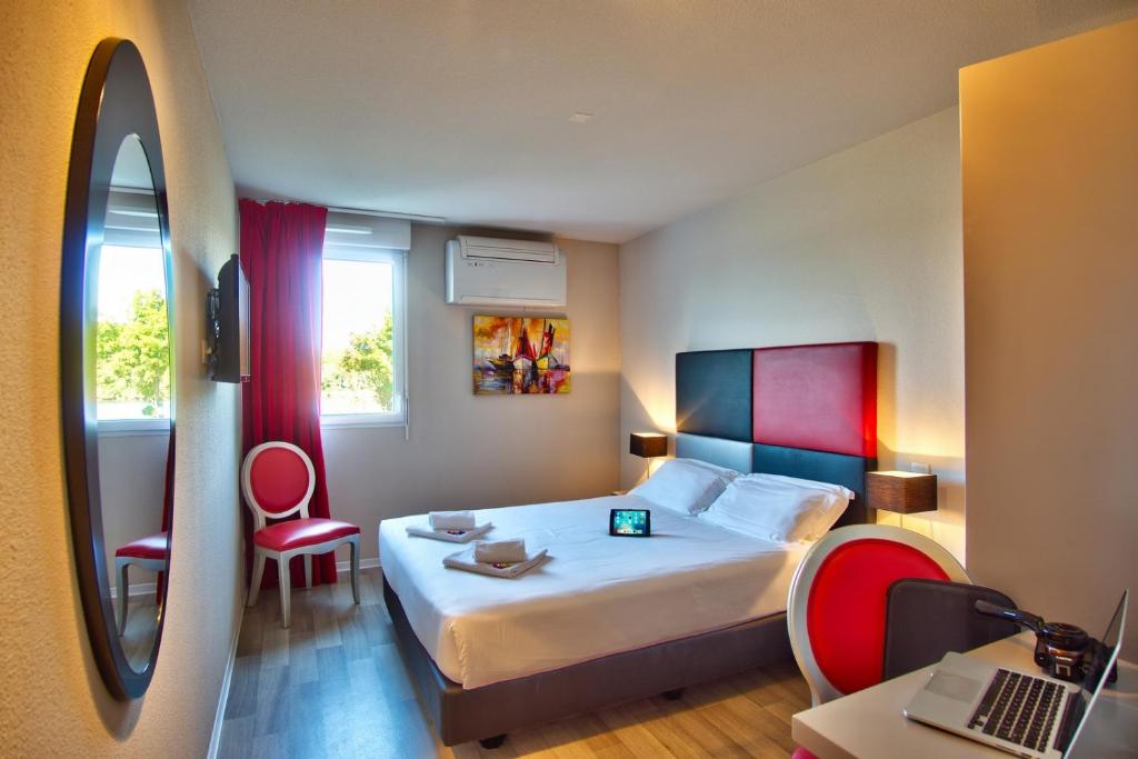 Postel nebo postele na pokoji v ubytování Adonis Hotel Bayonne