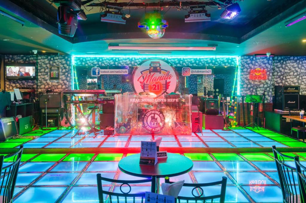Večerní zábavní program pro hosty v ubytování Avenue Hotel Dubai
