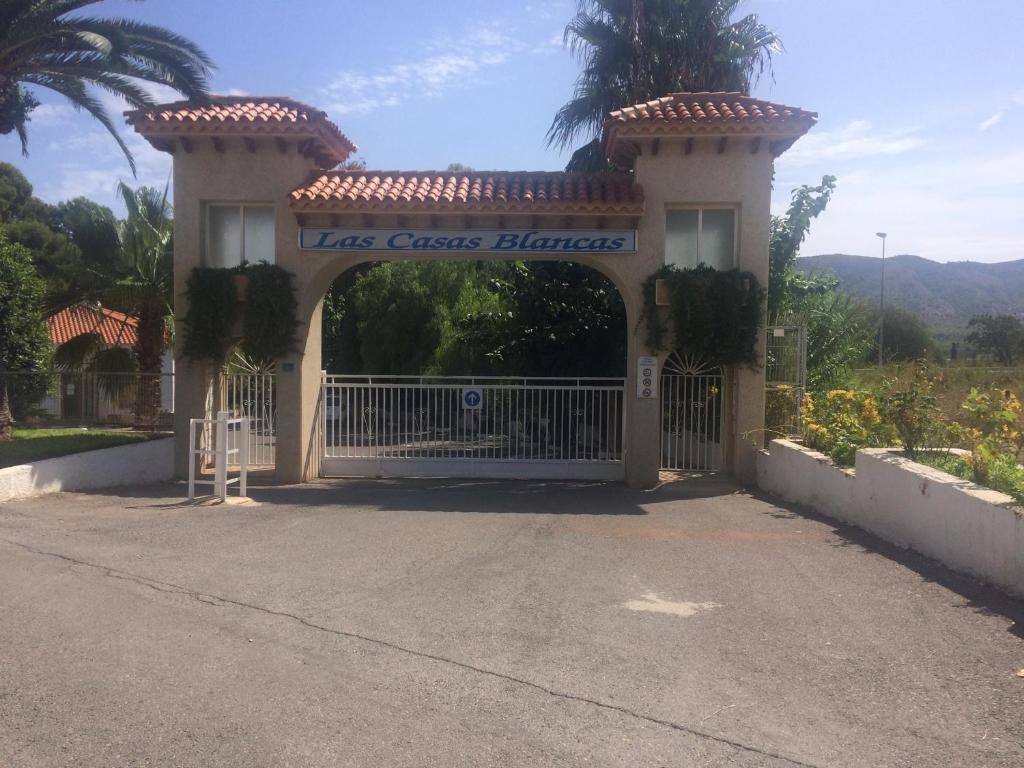 a gate to a villa with a sign that readslas crosshaven at Casas Blancas Bungalow 45 in L’Alfàs del Pi