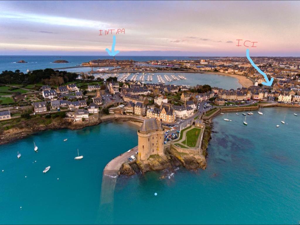 Vue aérienne d'une ville avec des bateaux dans l'eau dans l'établissement Grand Studio Bord de Mer, à Saint-Malo