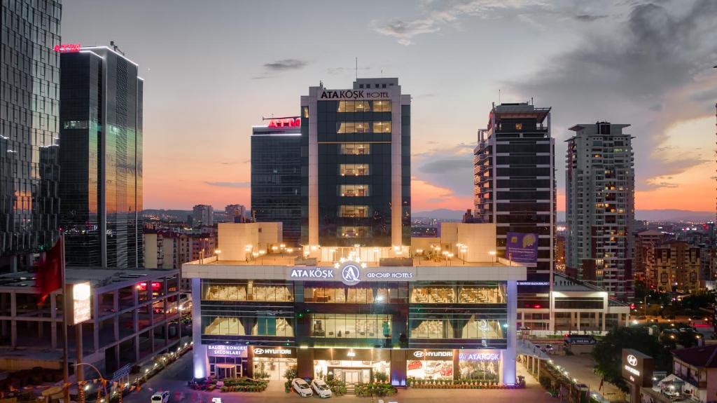 uitzicht op een stad in de nacht met hoge gebouwen bij Atakosk Group Hotels in Ankara