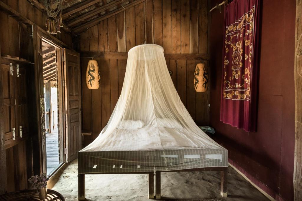 Postel nebo postele na pokoji v ubytování Shanta Ghar A Rustic Guesthouse