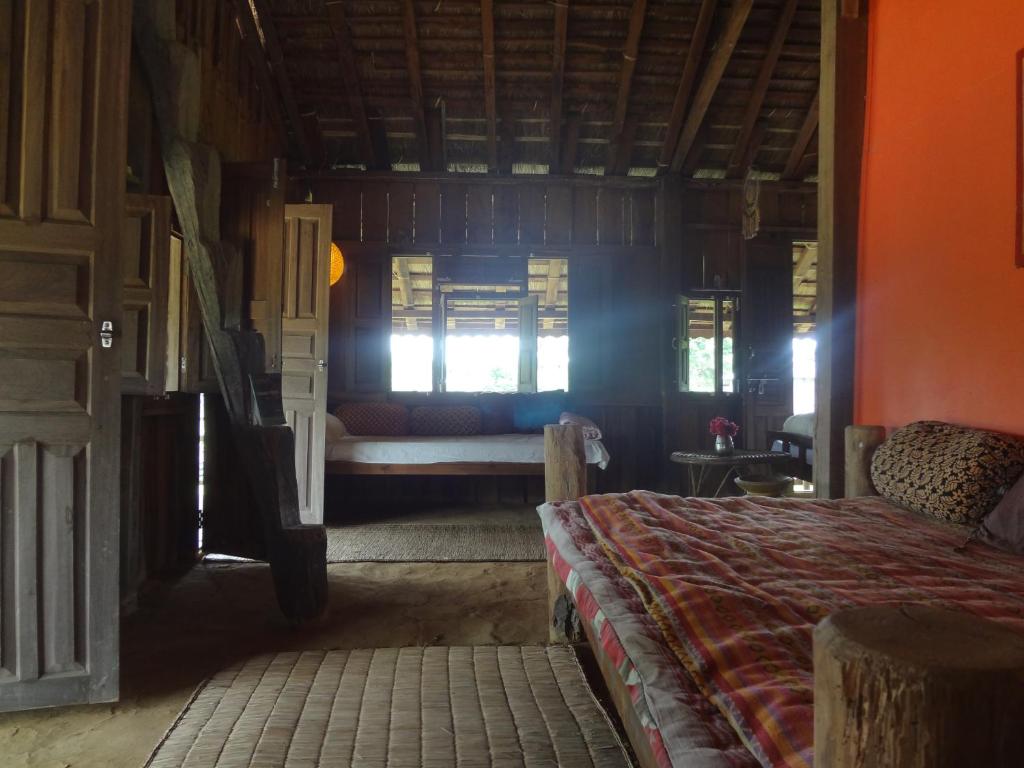 Postel nebo postele na pokoji v ubytování Shanta Ghar A Rustic Guesthouse