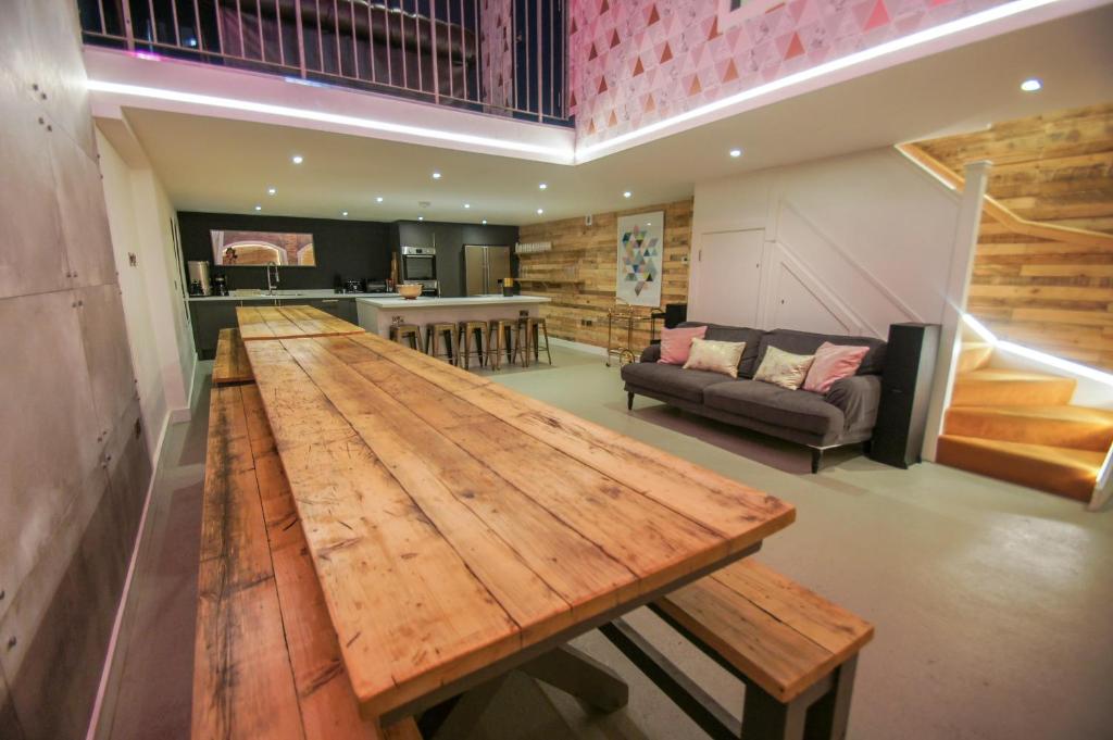 ein großer Holztisch in einem Zimmer mit Sofa in der Unterkunft Steine House - Central- by Brighton Holiday Lets in Brighton & Hove