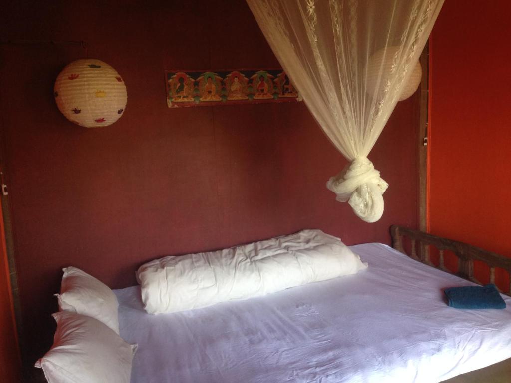 Postel nebo postele na pokoji v ubytování Shanta Ghar A Rustic Guesthouse