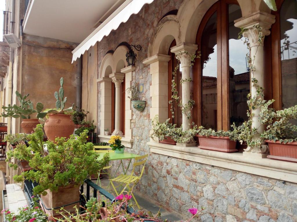タオルミーナにあるCasa Caterinaの鉢植えの建物