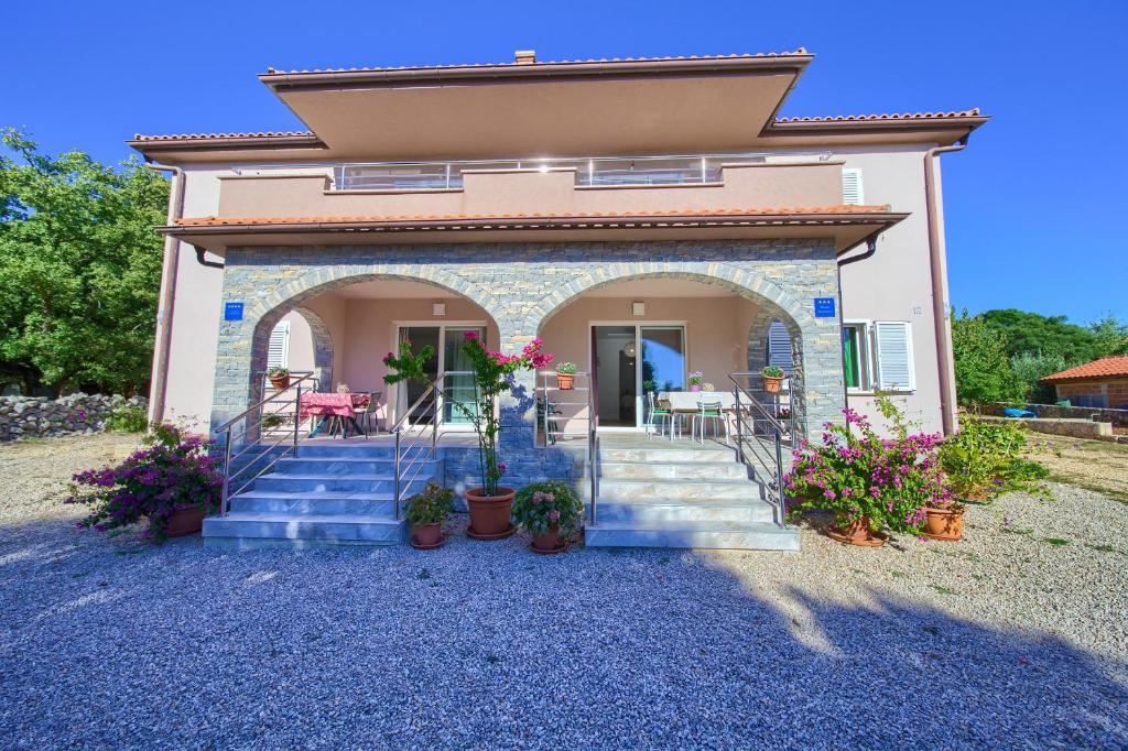 ein kleines Haus mit einer Treppe und einer Terrasse in der Unterkunft Stela in Pinezici