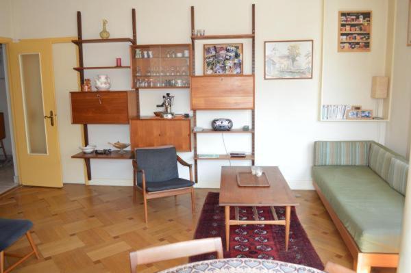 un salon avec un canapé et une table dans l'établissement Le Catinat, à Nice