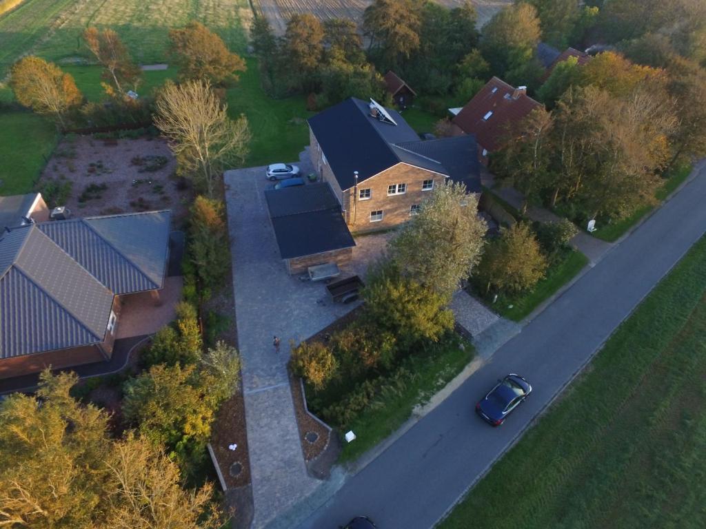 een bovengronds uitzicht op een huis met een auto op een weg bij Ferienwohnung Waterkant in Kappeler Niederstrich