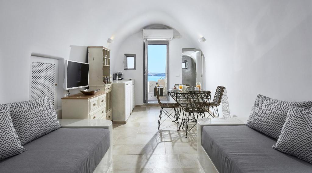 A television and/or entertainment centre at Amaya Selection of Villas
