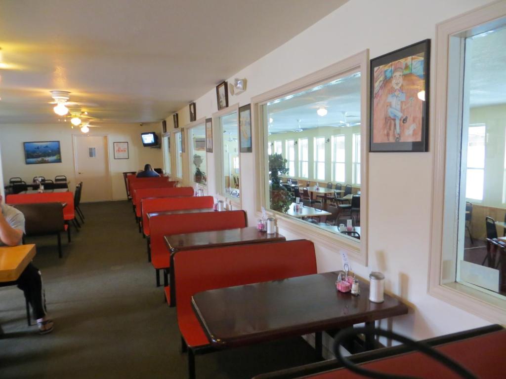 Restaurace v ubytování White Sands Inn, Marina, Bar & Grill