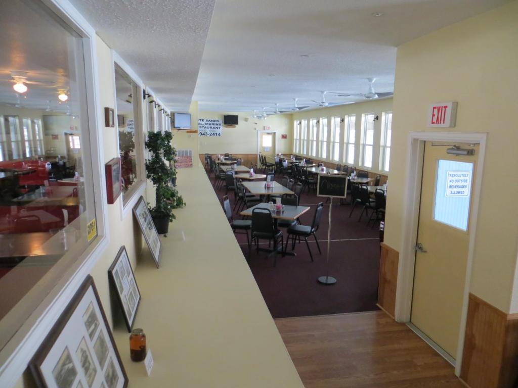 Restaurace v ubytování White Sands Inn, Marina, Bar & Grill