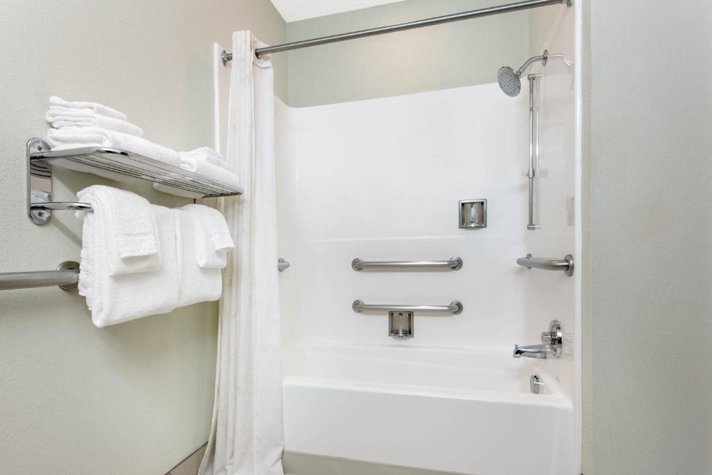Microtel Inn & Suites by Wyndham Lillington/Campbell University - Habitación Con 2 Camas Grandes - Fumadores