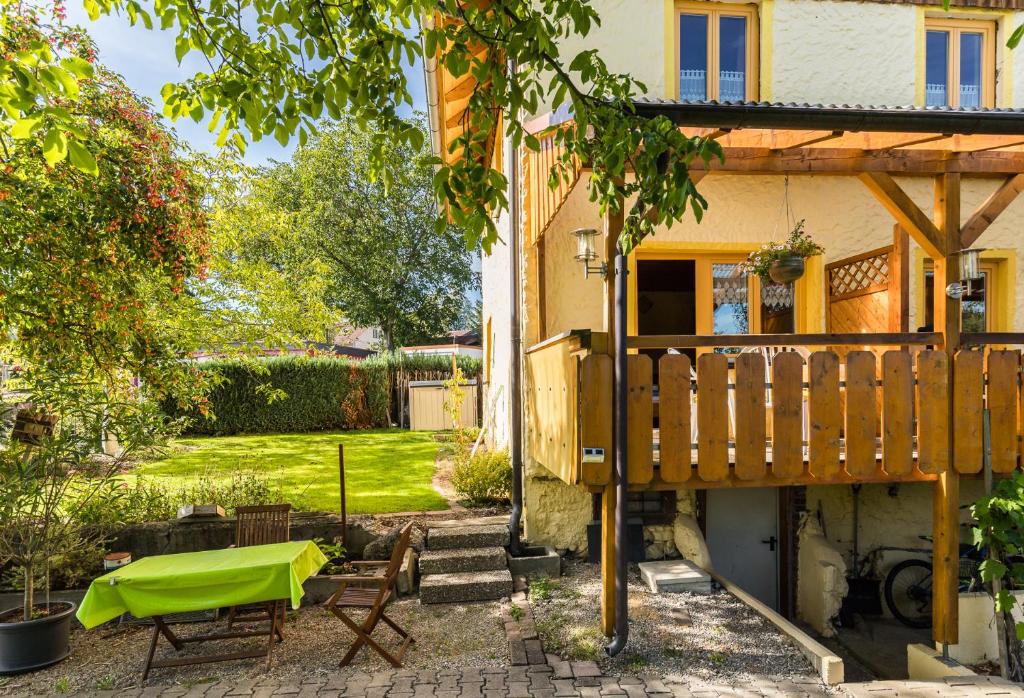 een achtertuin met een huis met een groen dak bij Landhaus Breg GbR in Mollenberg