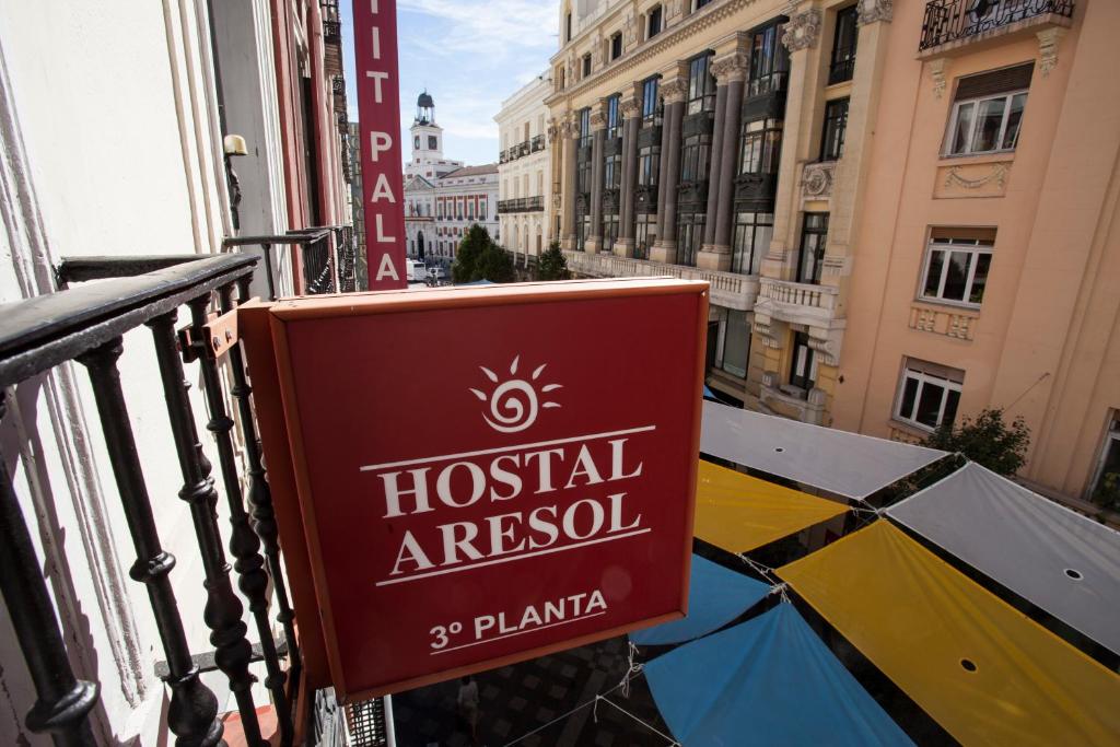 ein Schild für ein Krankenhaus auf einem Balkon in der Unterkunft Hostal Aresol in Madrid