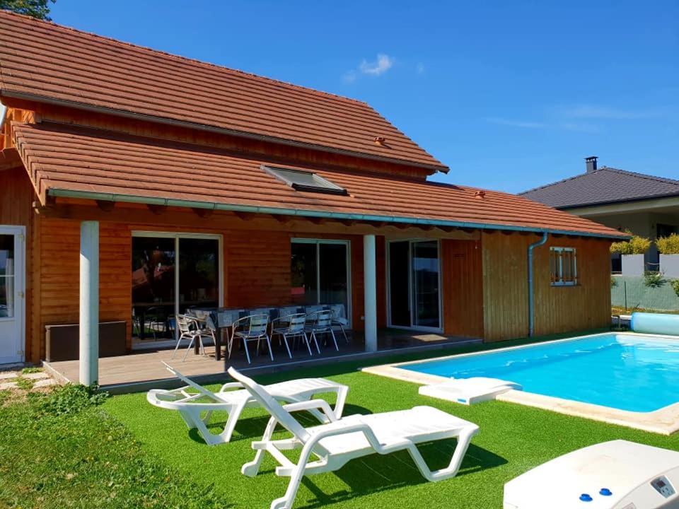 ein Haus mit einem Pool und einigen Stühlen in der Unterkunft D&O - Guesthouse - "la Pinède" in Saint-Gérons