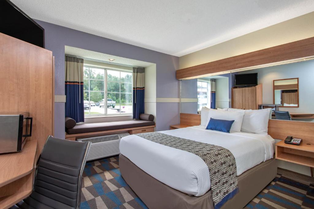Microtel Inn & Suites by Wyndham Lillington/Campbell University - Habitación Con Cama Grande - Fumadores