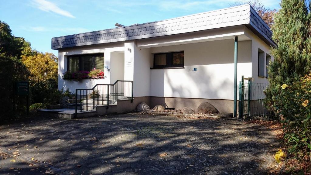 Casa bianca con balcone e vialetto d'accesso di Ferienwohnung an der Almequelle ad Alme