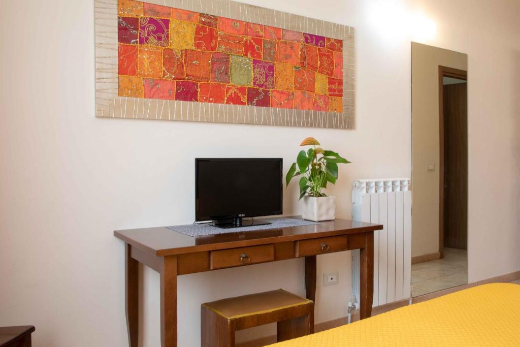 Telewizja i/lub zestaw kina domowego w obiekcie Al Frantoio Maddii Levane bed and breakfast
