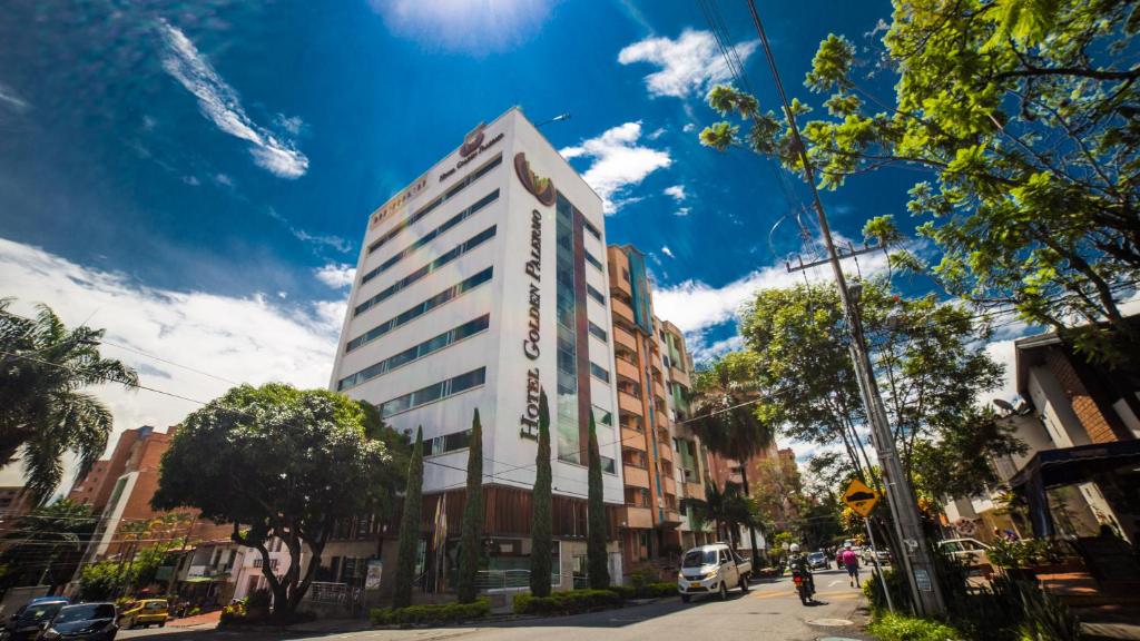 um edifício branco alto no lado de uma rua em Hotel Golden Palermo em Medellín