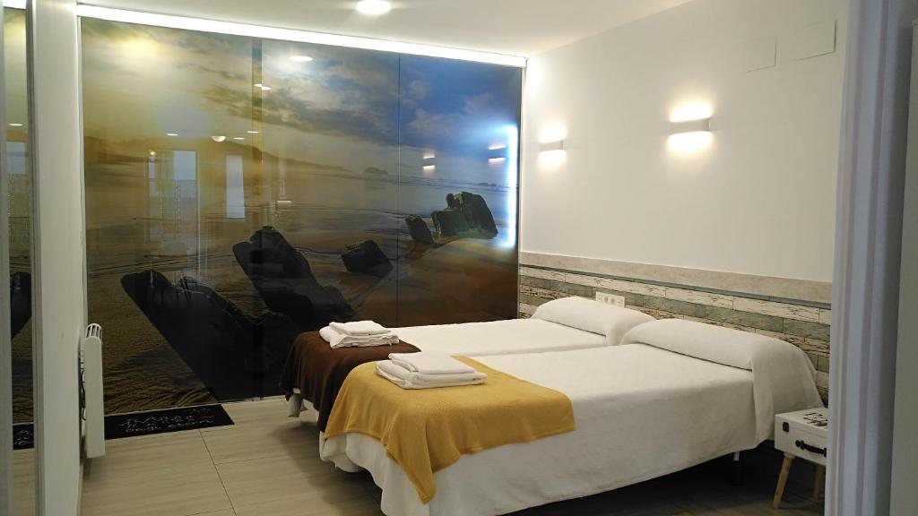 ein Schlafzimmer mit einem Bett und einem Wandgemälde in der Unterkunft Kaixo Museum in Zarautz