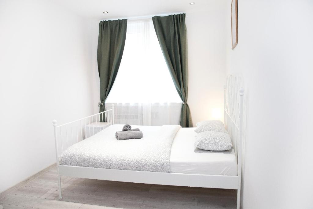 ポズナンにあるComfortable roomsの窓付きの客室の白いベッド1台