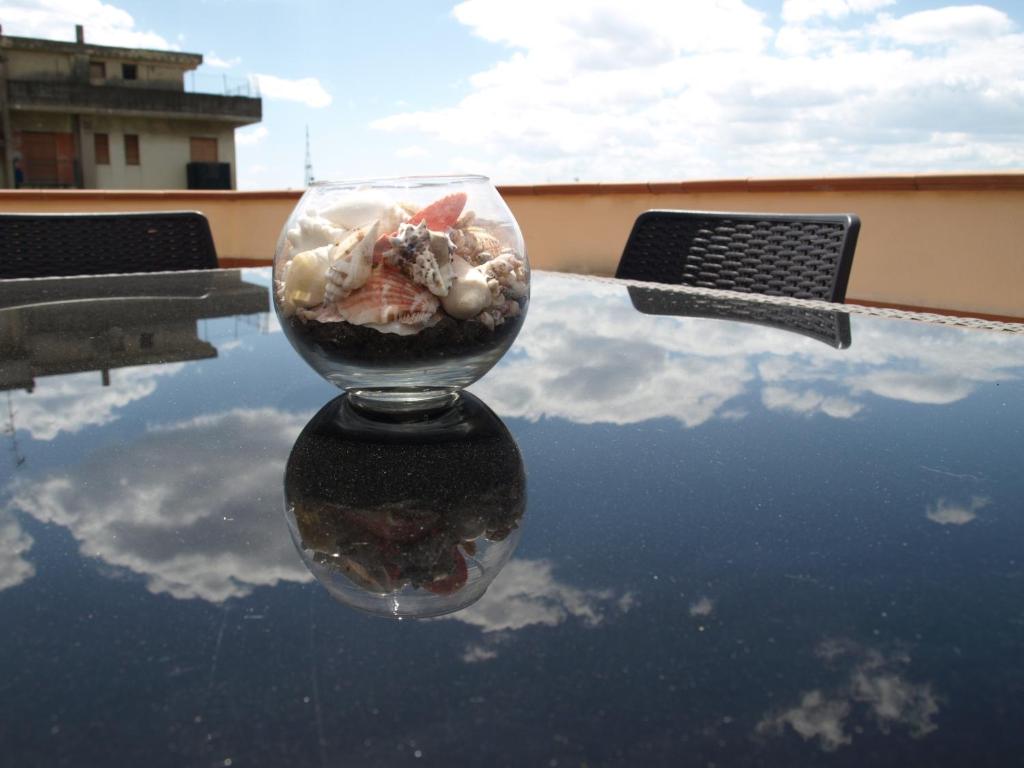 un jarrón de cristal sobre una mesa en A Due Passi Da Tutto, en Catania