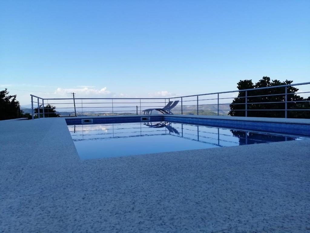 een zwembad met een oprit erop bij Quinta da Gandarela in Tarouca
