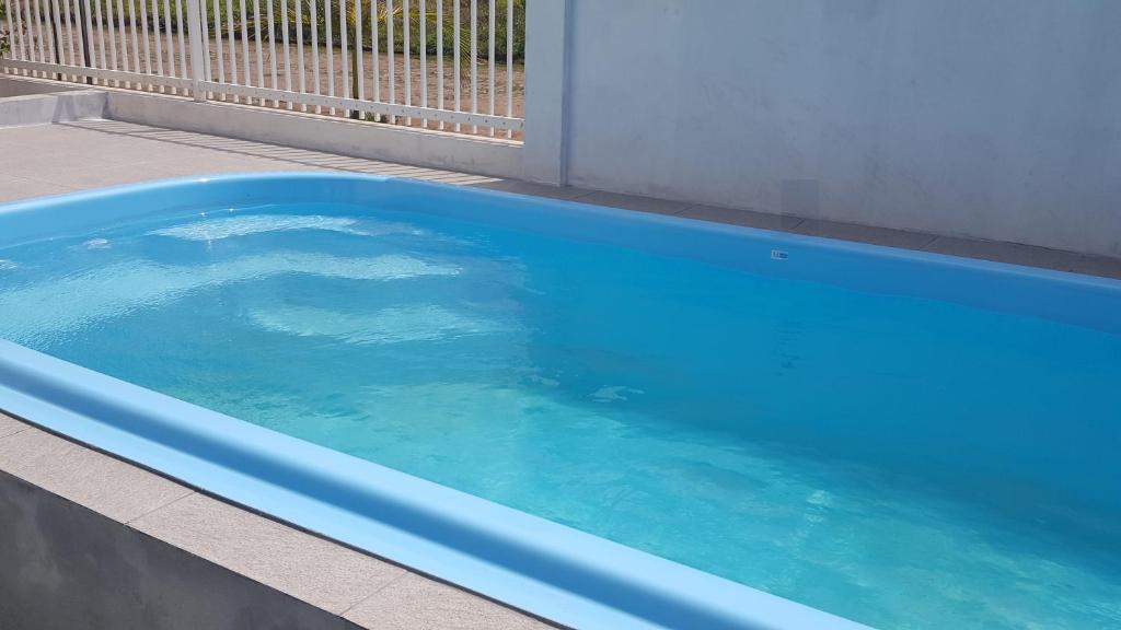 una gran piscina azul en la parte lateral de un edificio en Residencial Mirage, en Torres