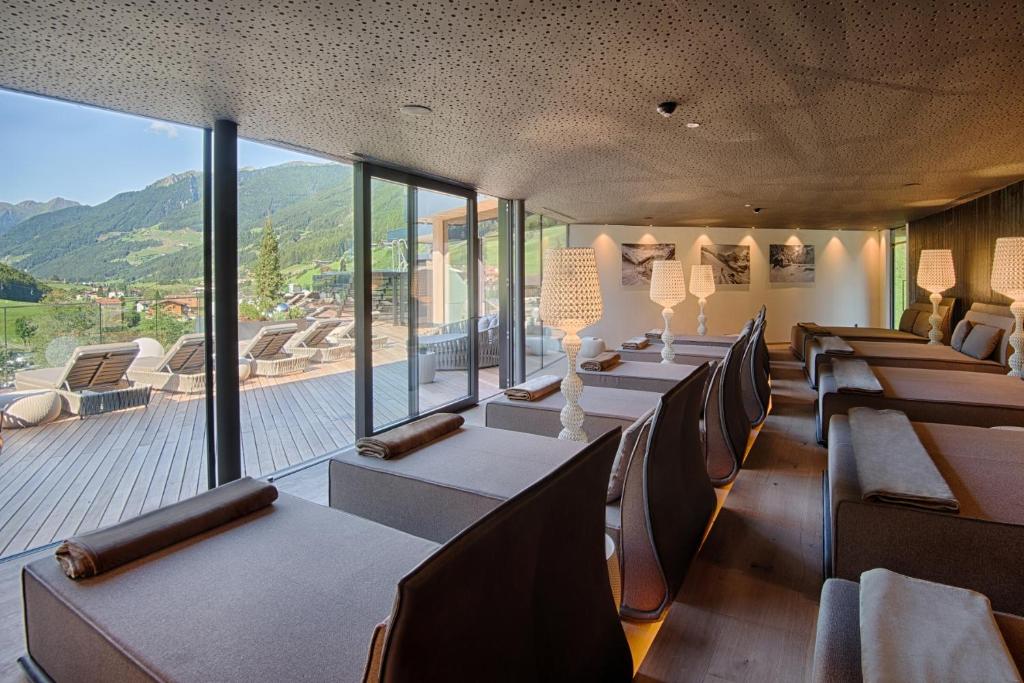 Nespecifikovaný výhled na hory nebo výhled na hory při pohledu z hotelu