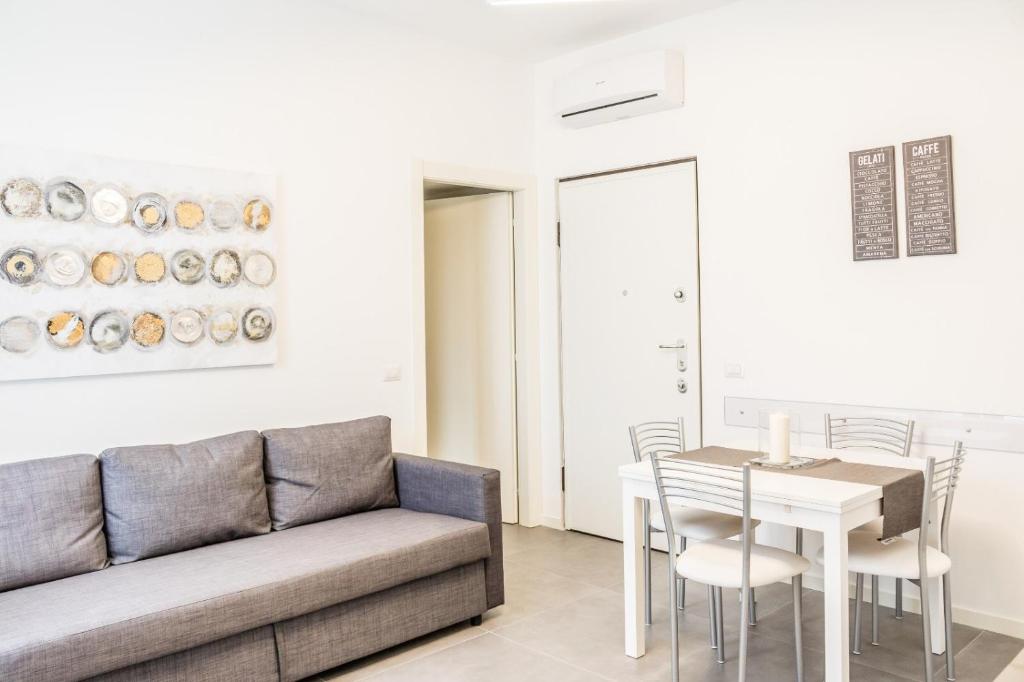 米蘭的住宿－New flat fully furnished in P.ta Romana，客厅配有沙发和桌子