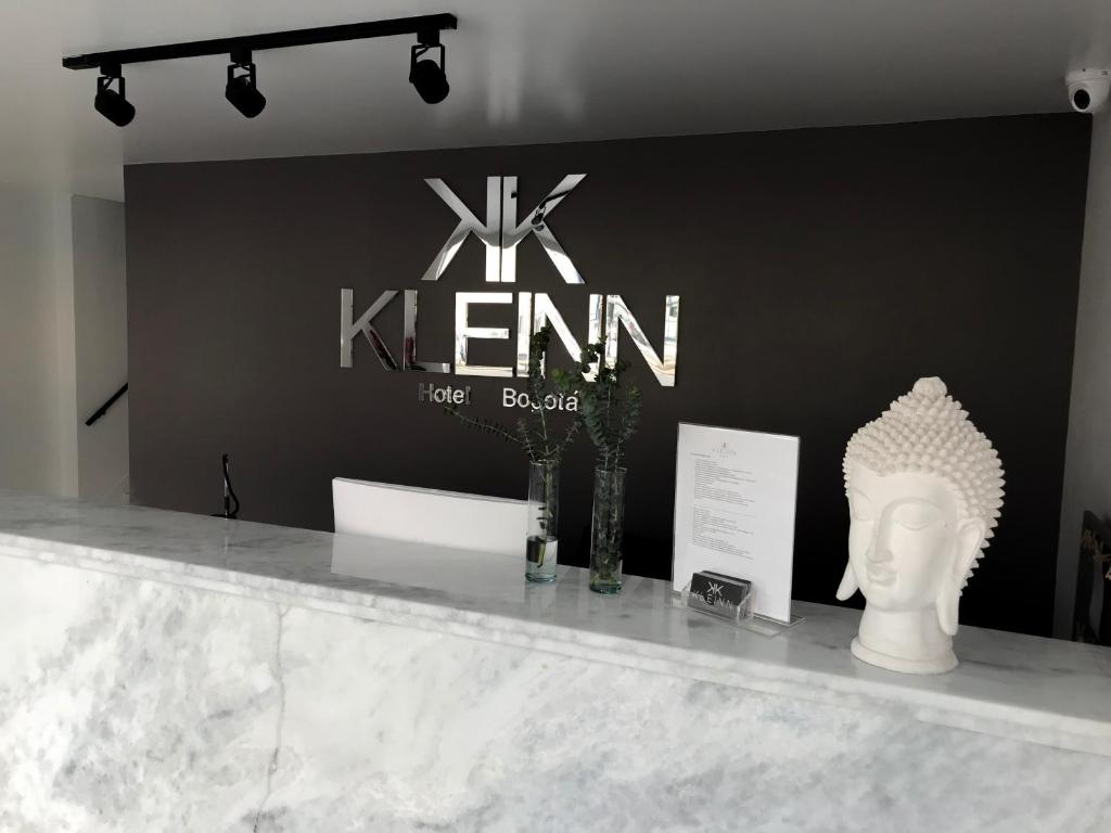 a sign on a wall with a white head on a counter at KLEINN HOTEL BOGOTÁ in Bogotá