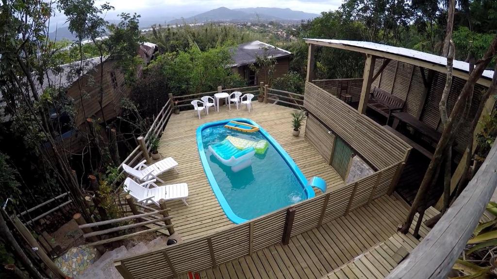 una terraza con vistas a una piscina en Vila da Mata Hospedagem en Praia do Rosa