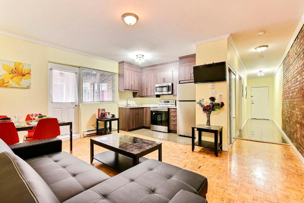 uma sala de estar com um sofá e uma mesa em APARTMENT HOTEL ST-DENIS em Montréal