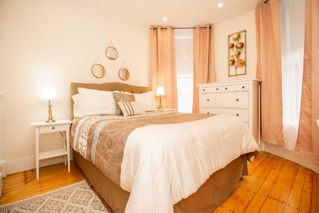 A bed or beds in a room at Renovated, Chic, one bed, Sleeps 4,Steps to Transit