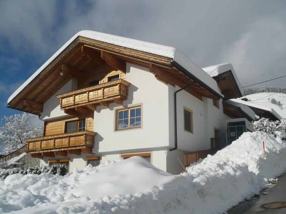 una casa está cubierta de nieve en Appartement Gasser, en Anras