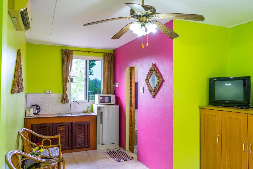 TV a/nebo společenská místnost v ubytování Chez Charly Bungalow