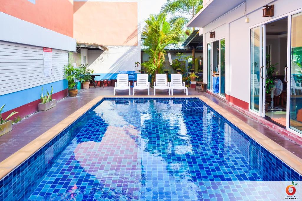 einen Pool in einer Villa mit einem Haus in der Unterkunft The Orange Resort in Ao Nang Beach