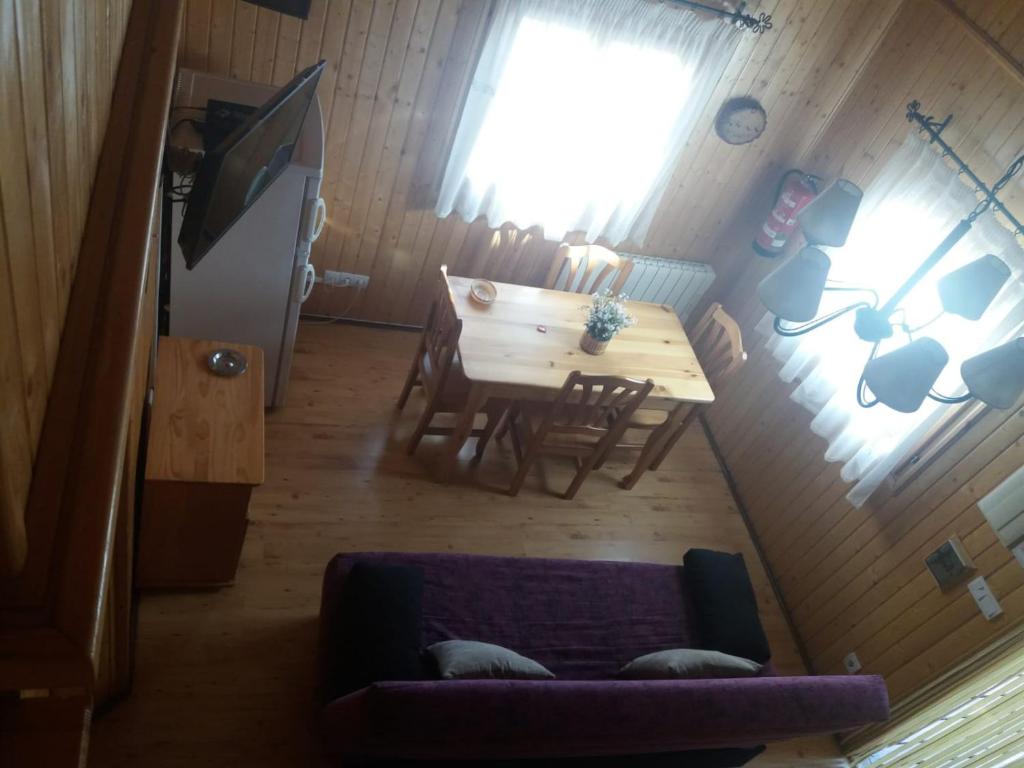 a living room with a couch and a table at Cabañas Montes Universales in Orihuela del Tremedal