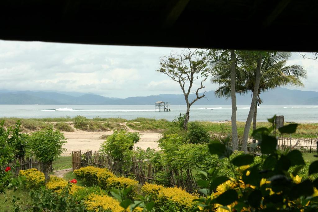 uitzicht op het strand vanuit het huis bij Lakey Beach Inn hotel in Huu