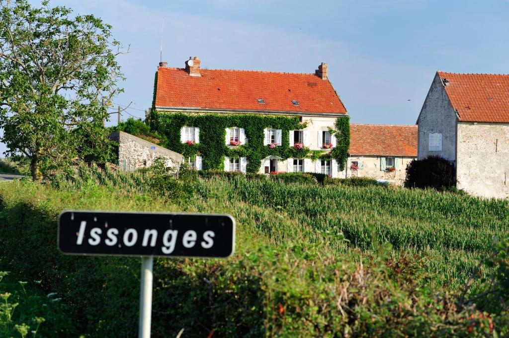 Marigny-en-Orxois的住宿－弗爾姆迪松格住宿加早餐莊園酒店，房屋前的标志