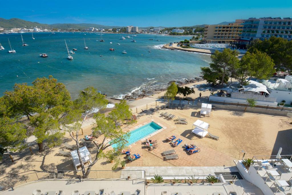 eine Luftansicht auf einen Strand und das Meer in der Unterkunft Els Pins Resort & Spa - Emar Hotels in Bucht von San Antonio