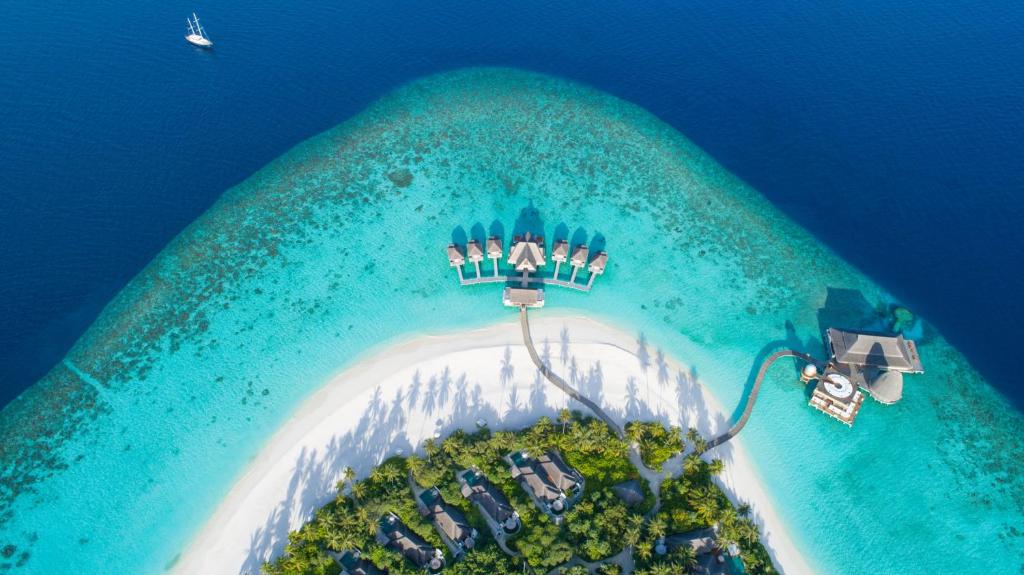 z powietrza widok na wyspę w oceanie w obiekcie Anantara Kihavah Maldives Villas w mieście Baa