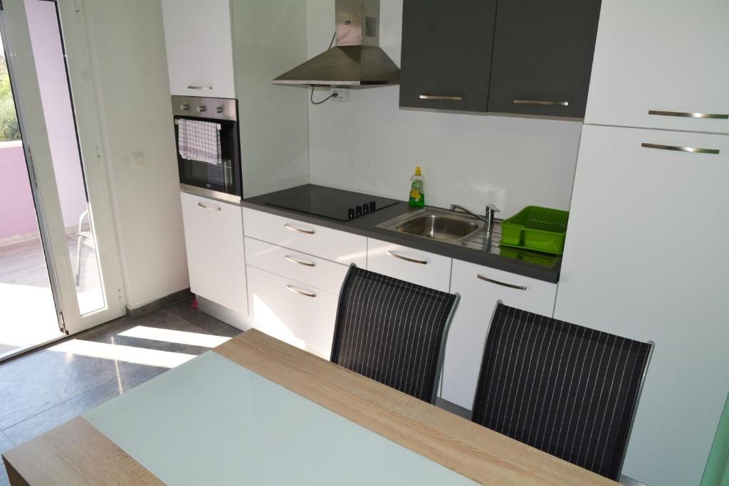 Kuchyňa alebo kuchynka v ubytovaní Apartments Dubas