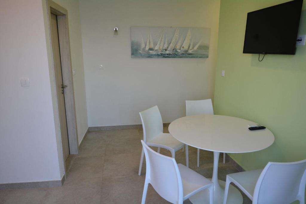 Televízia a/alebo spoločenská miestnosť v ubytovaní Apartments Dubas