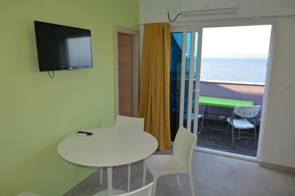Televízia a/alebo spoločenská miestnosť v ubytovaní Apartments Dubas